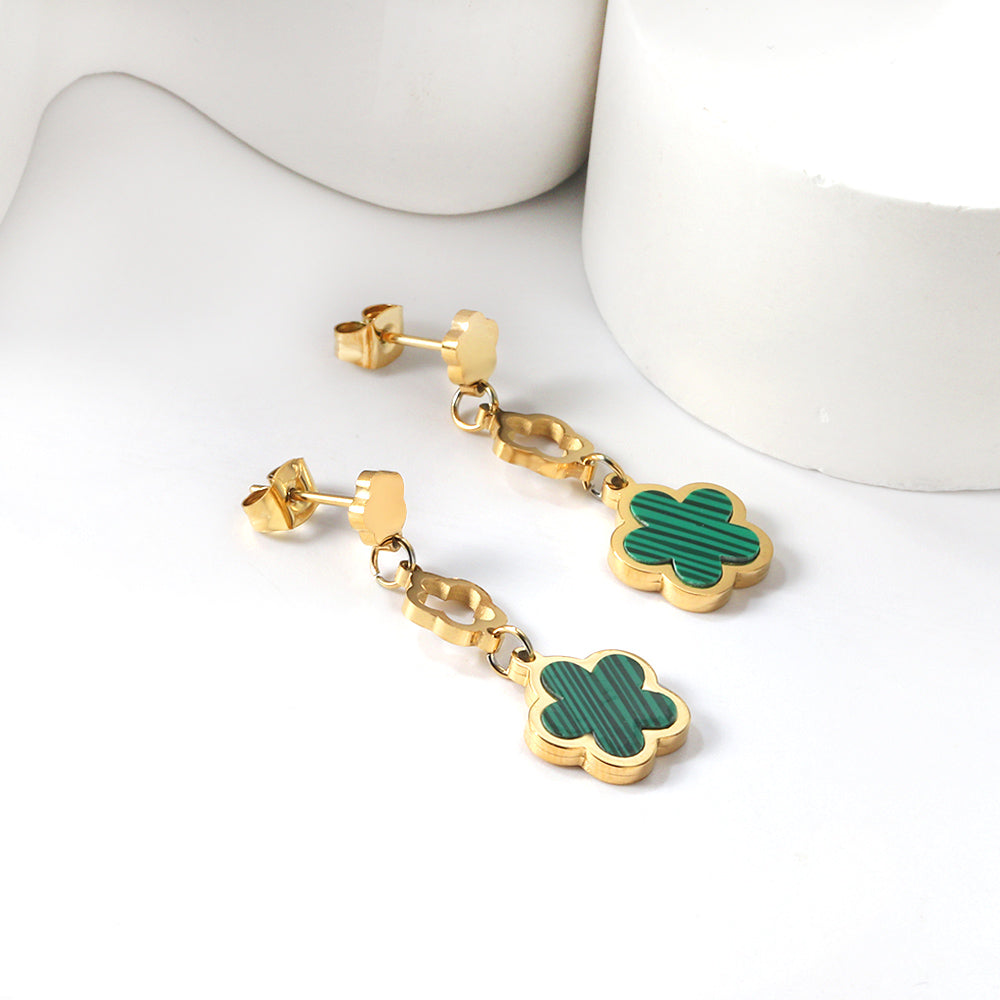 Perzikbloesem goudkleurige oorbellen met schelp