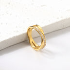 Gouden en stalen gekruiste diamanten ring