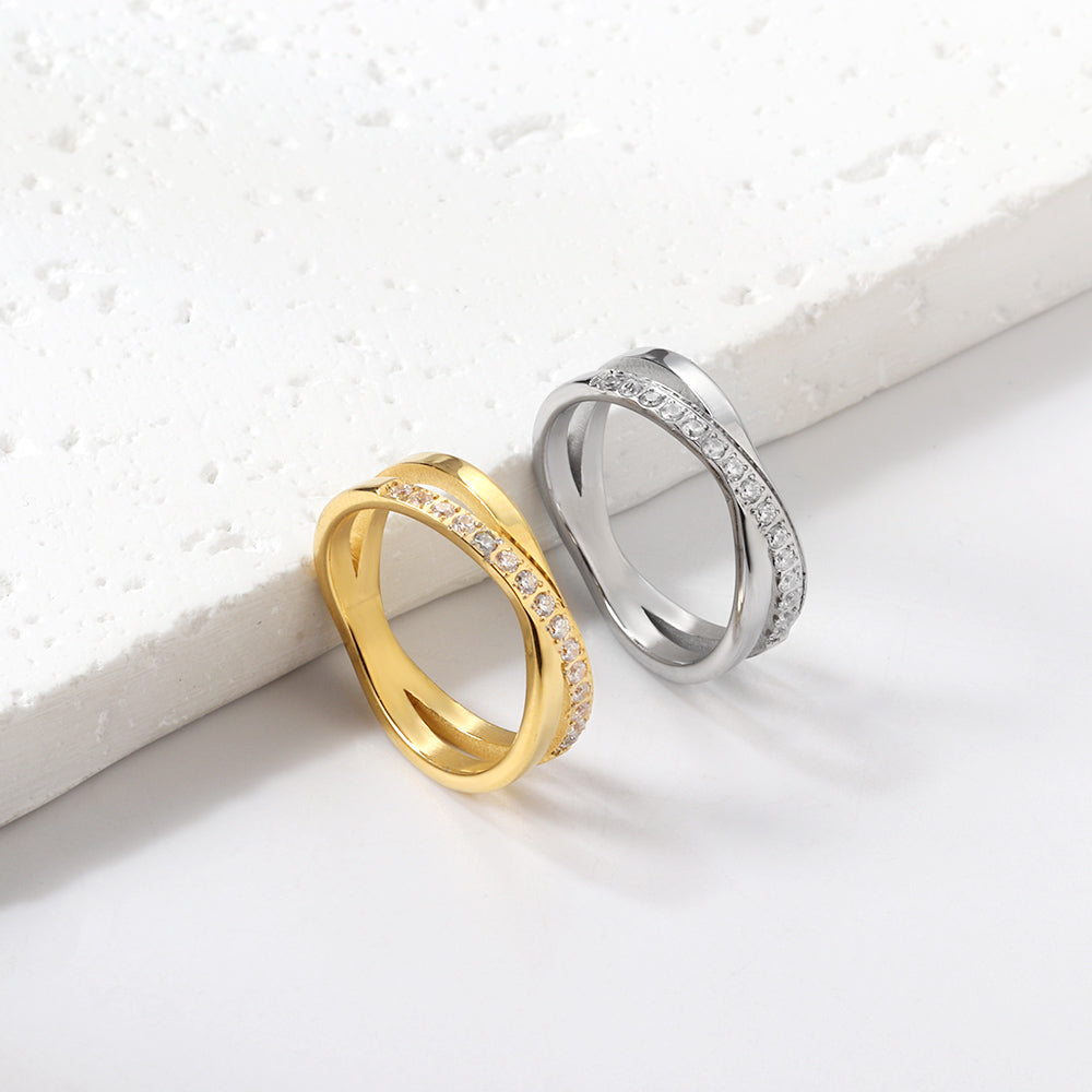 Gouden en stalen gekruiste diamanten ring