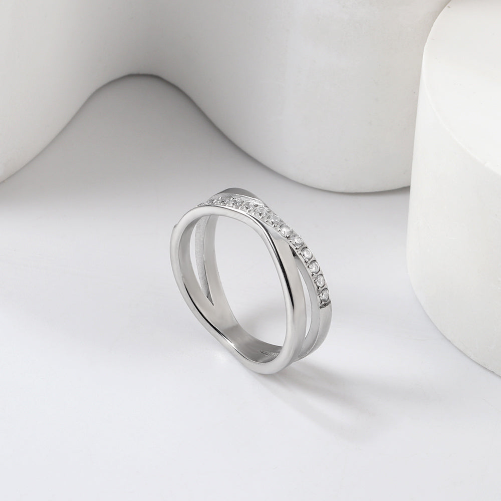 Gouden en stalen gekruiste diamanten ring