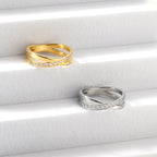 Gouden en stalen gekruiste diamanten ring