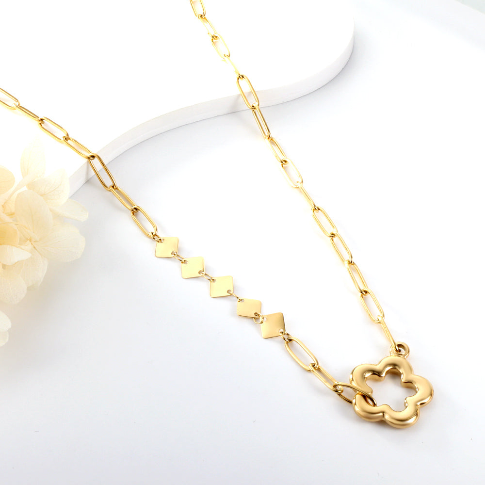 Collier à breloques carrées et fleurs de pêcher