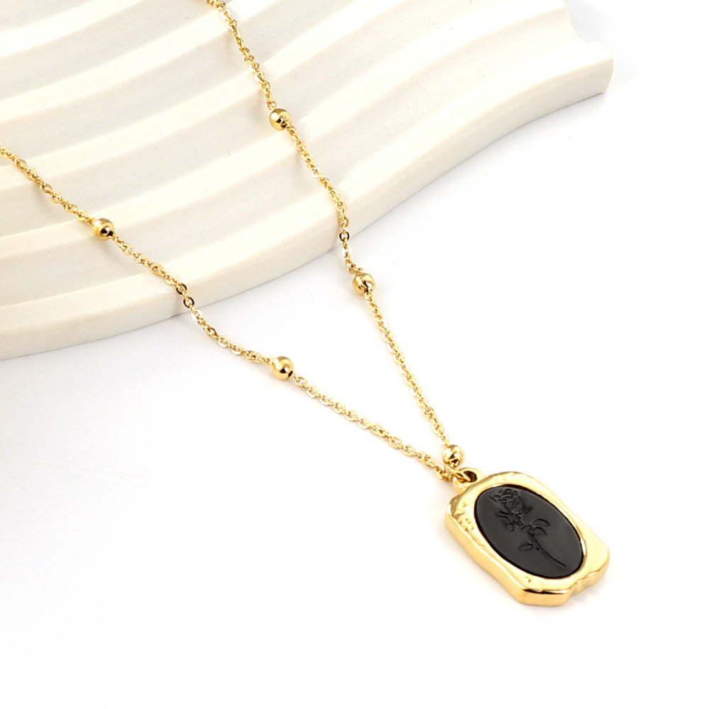 Collier pendentif rectangulaire en forme de rose noire