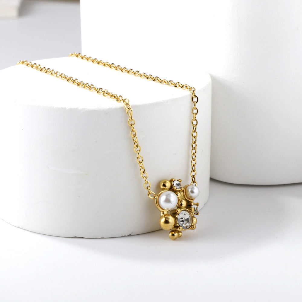 Ketting met stalen kralen en witte parelhanger