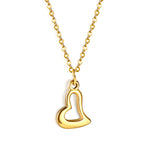 Collier avec pendentif en forme de cœur tordu