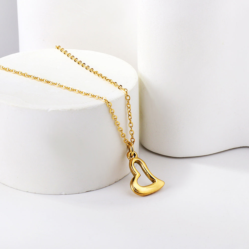 Collier avec pendentif en forme de cœur tordu