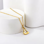 Collier avec pendentif en forme de cœur tordu