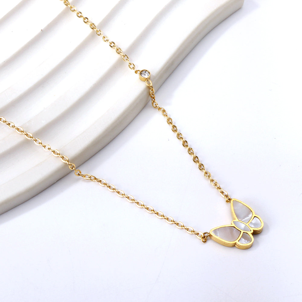 Ketting met vlinder en witte schelphanger en witte diamant