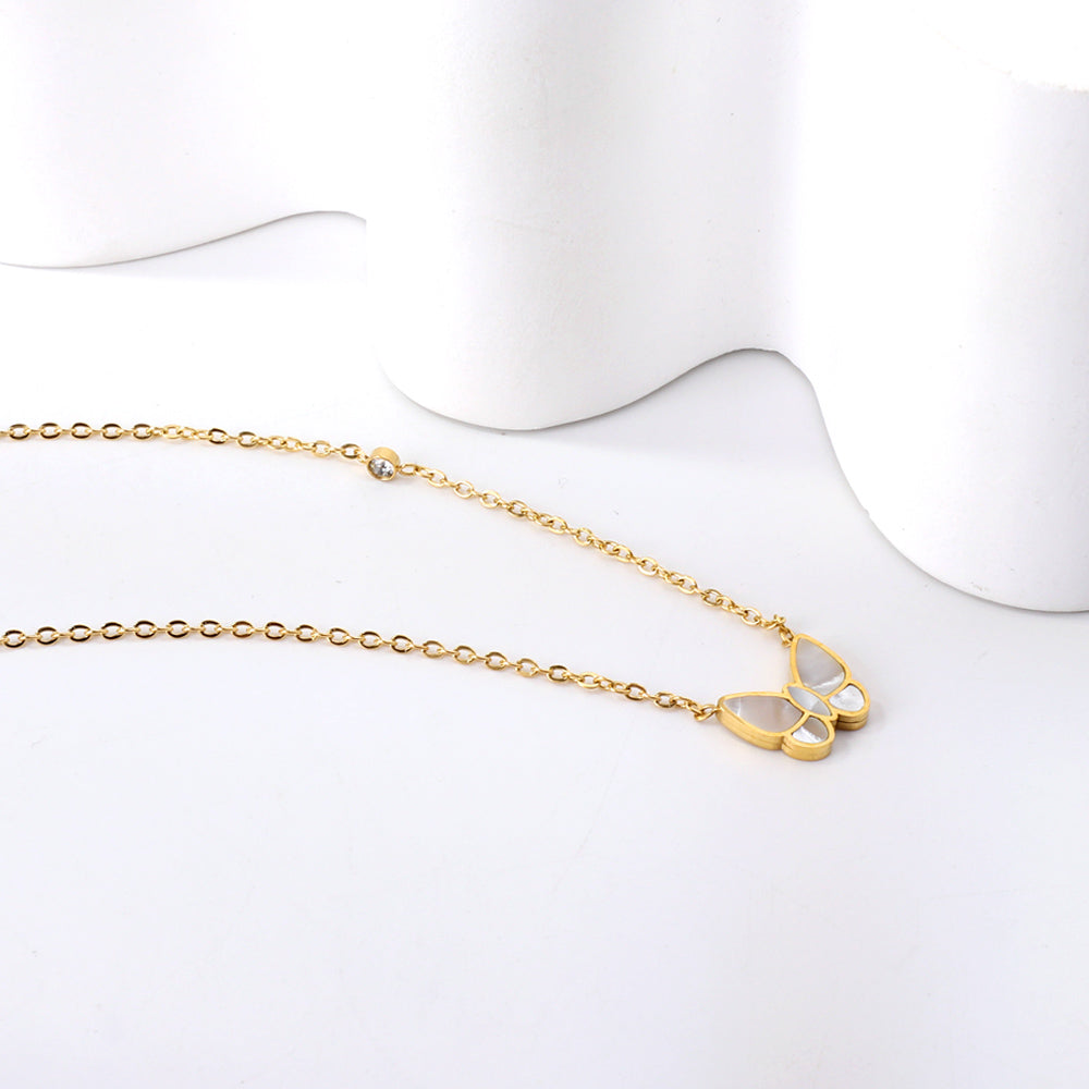 Ketting met vlinder en witte schelphanger en witte diamant