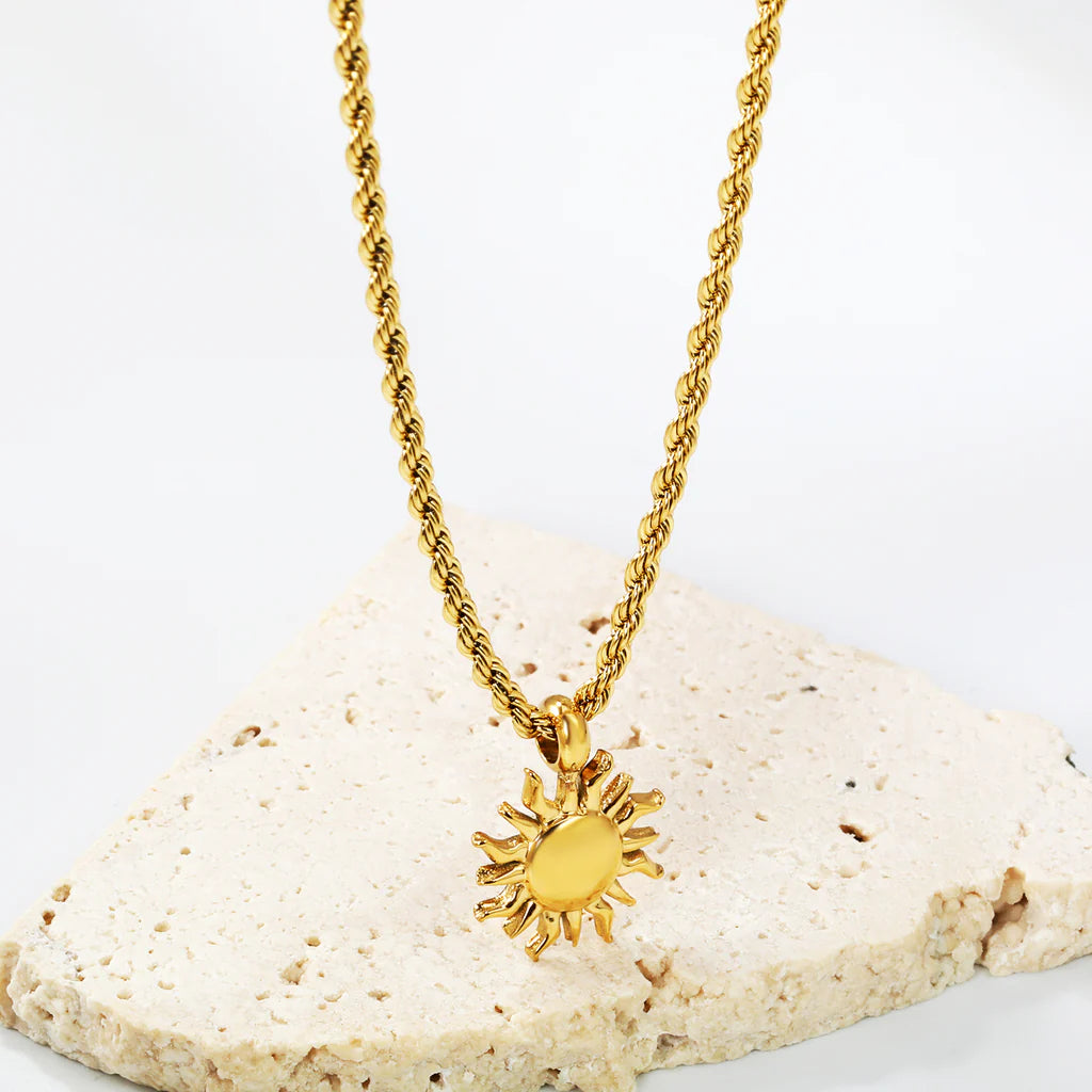 Collier pendentif soleil en acier inoxydable