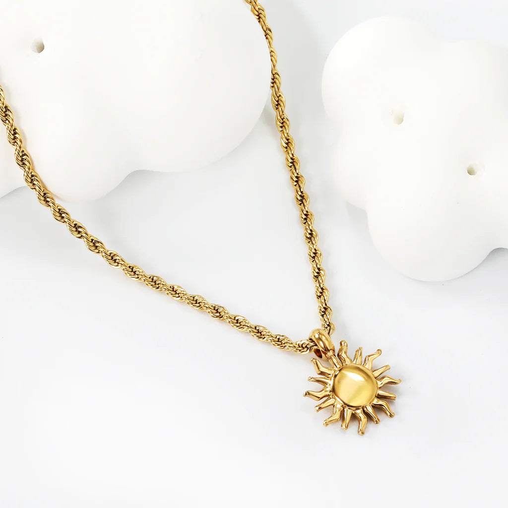 Collier pendentif soleil en acier inoxydable
