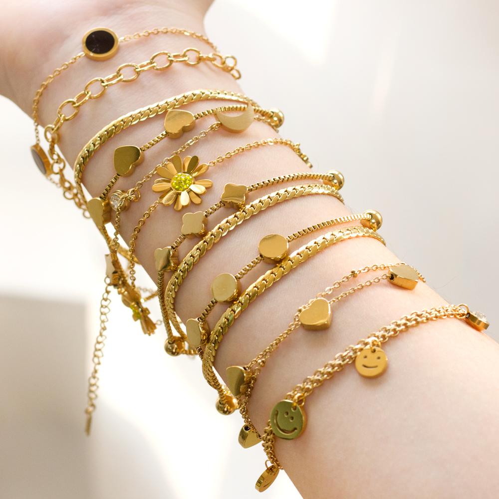 Dikke armband met gouden hartbedel 