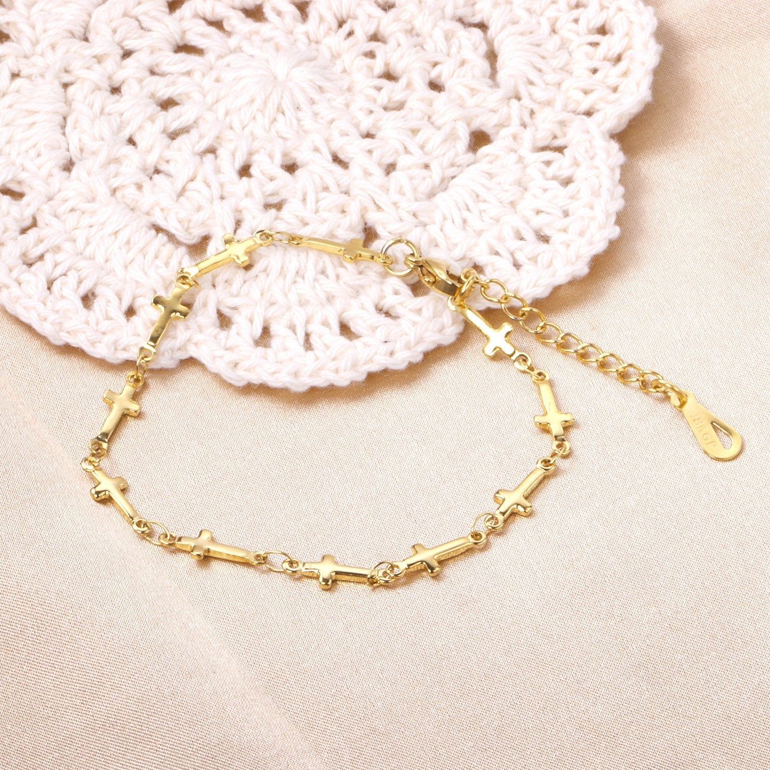 Bracelet à breloques en croix en or