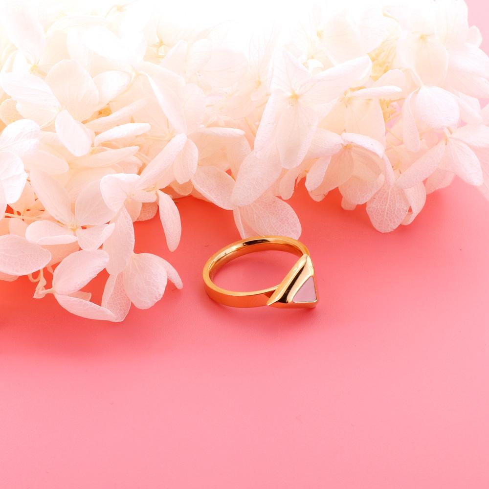 Gouden driehoekige ring met witte schelp 