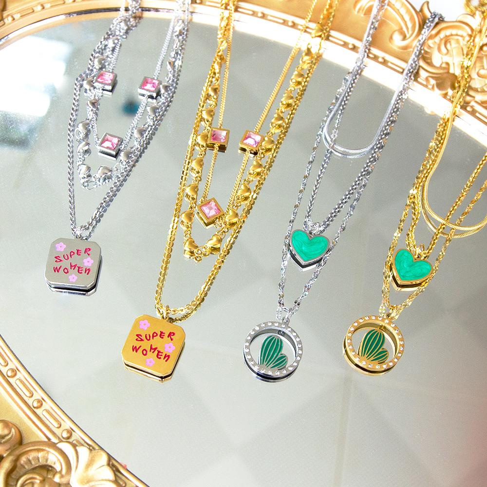 Drievoudige ketting met groen hart en roze zirkonia bedeltjes