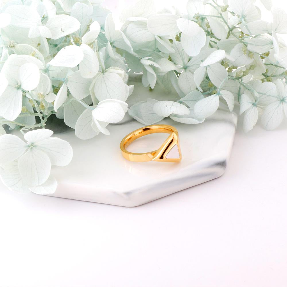 Gouden driehoekige ring met witte schelp 