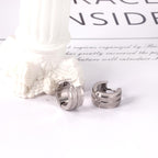 Dikke hoepeloorbellen in punkstijl