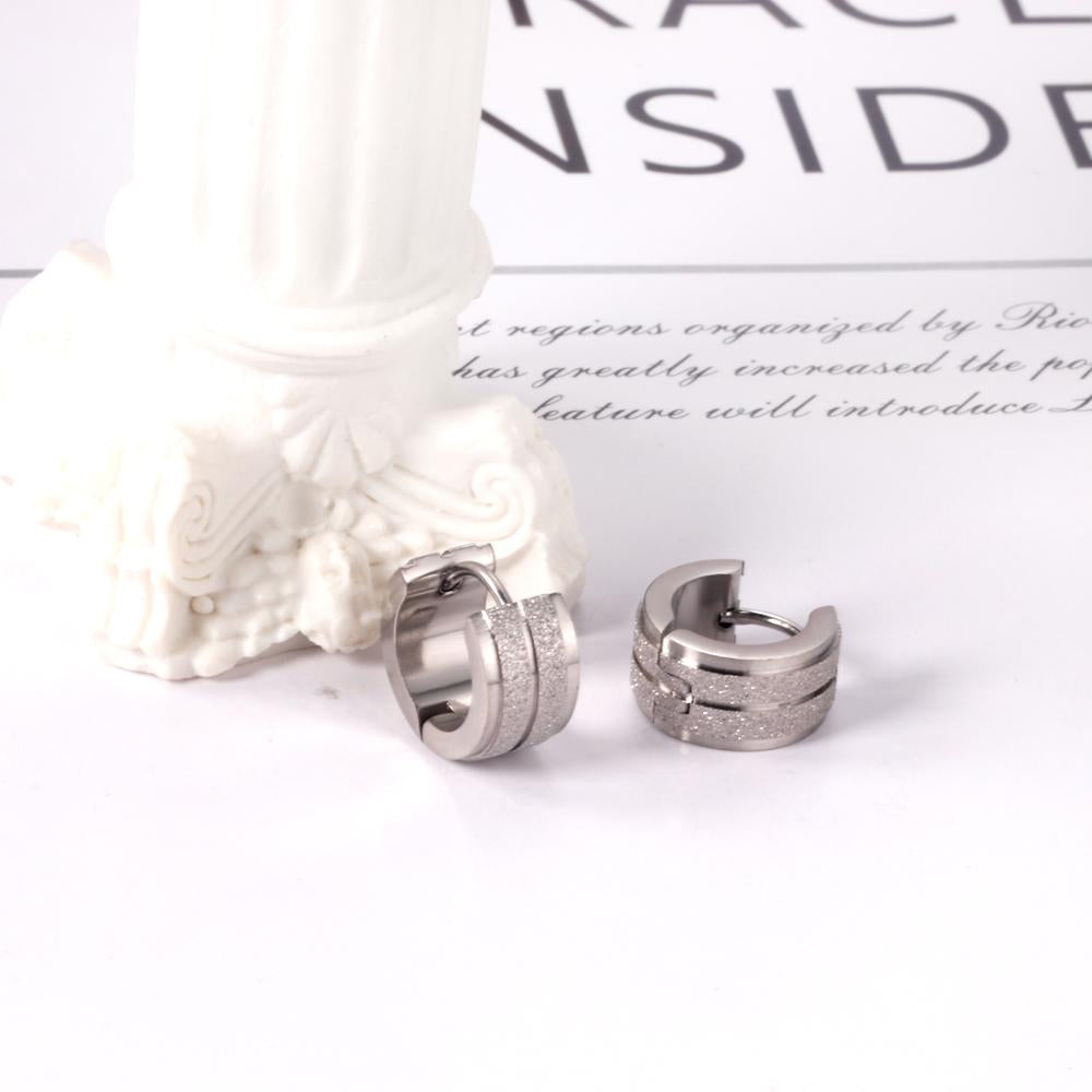 Dikke hoepeloorbellen in punkstijl