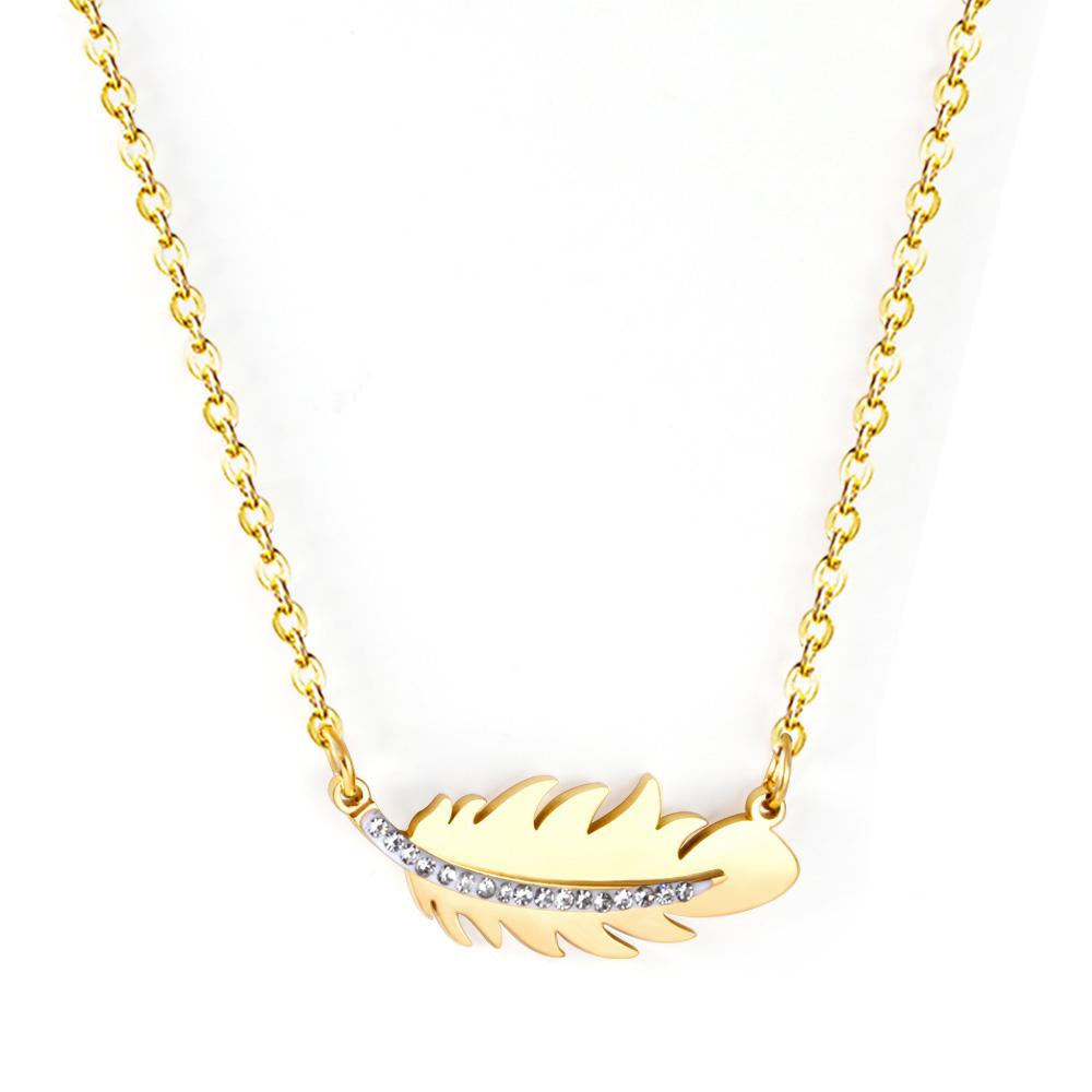 Ketting met strass-steentjes en een hanger van veer 