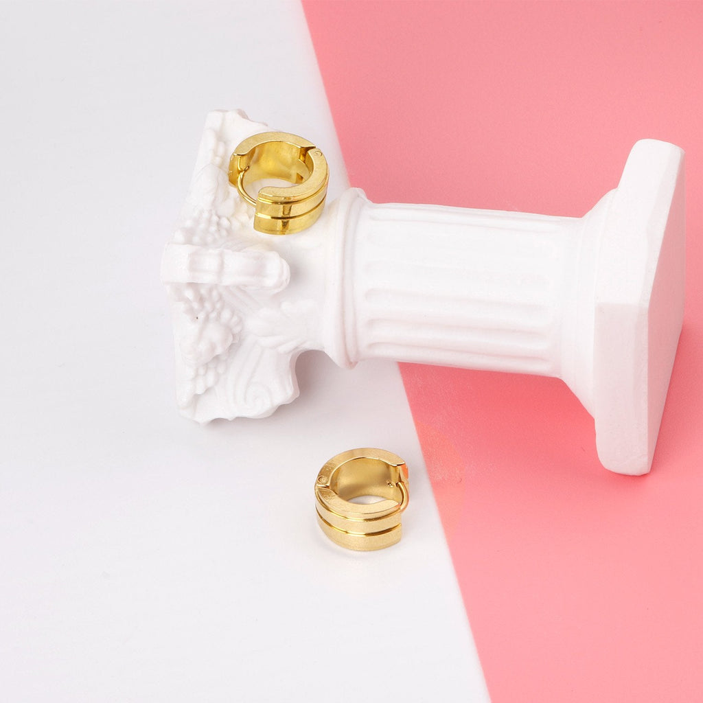 Dikke hoepeloorbellen in punkstijl