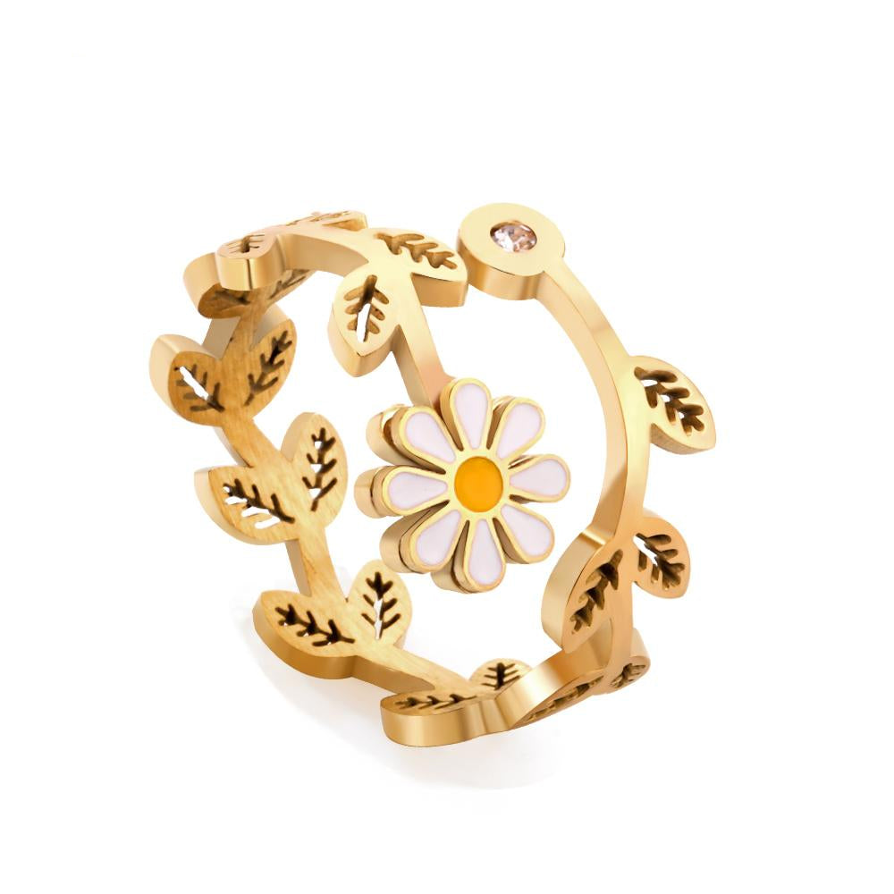 Romantische gouden ring met blad en witte bloem 