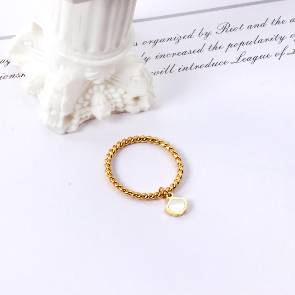 Gouden ring met schelpenbedel 