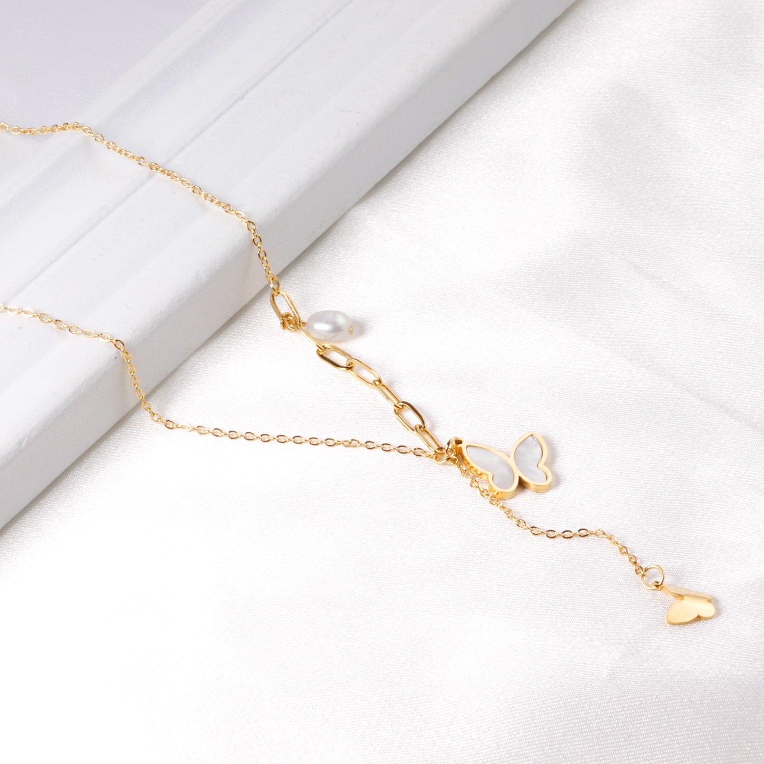 Schelpvlinderhangerketting met imitatieparel 