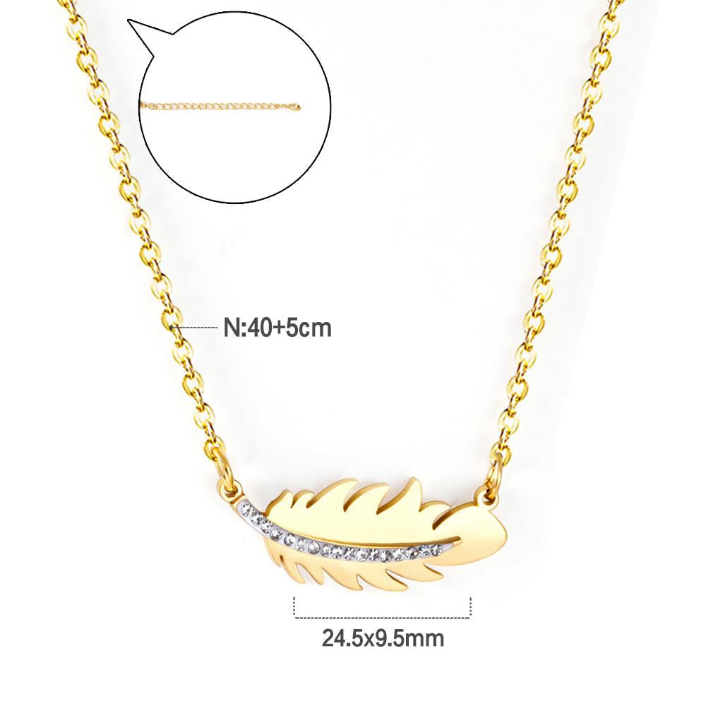 Ketting met strass-steentjes en een hanger van veer 