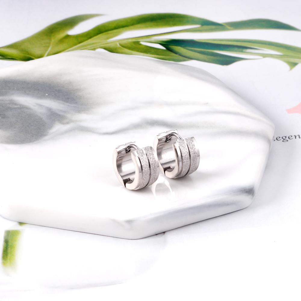 Dikke hoepeloorbellen in punkstijl