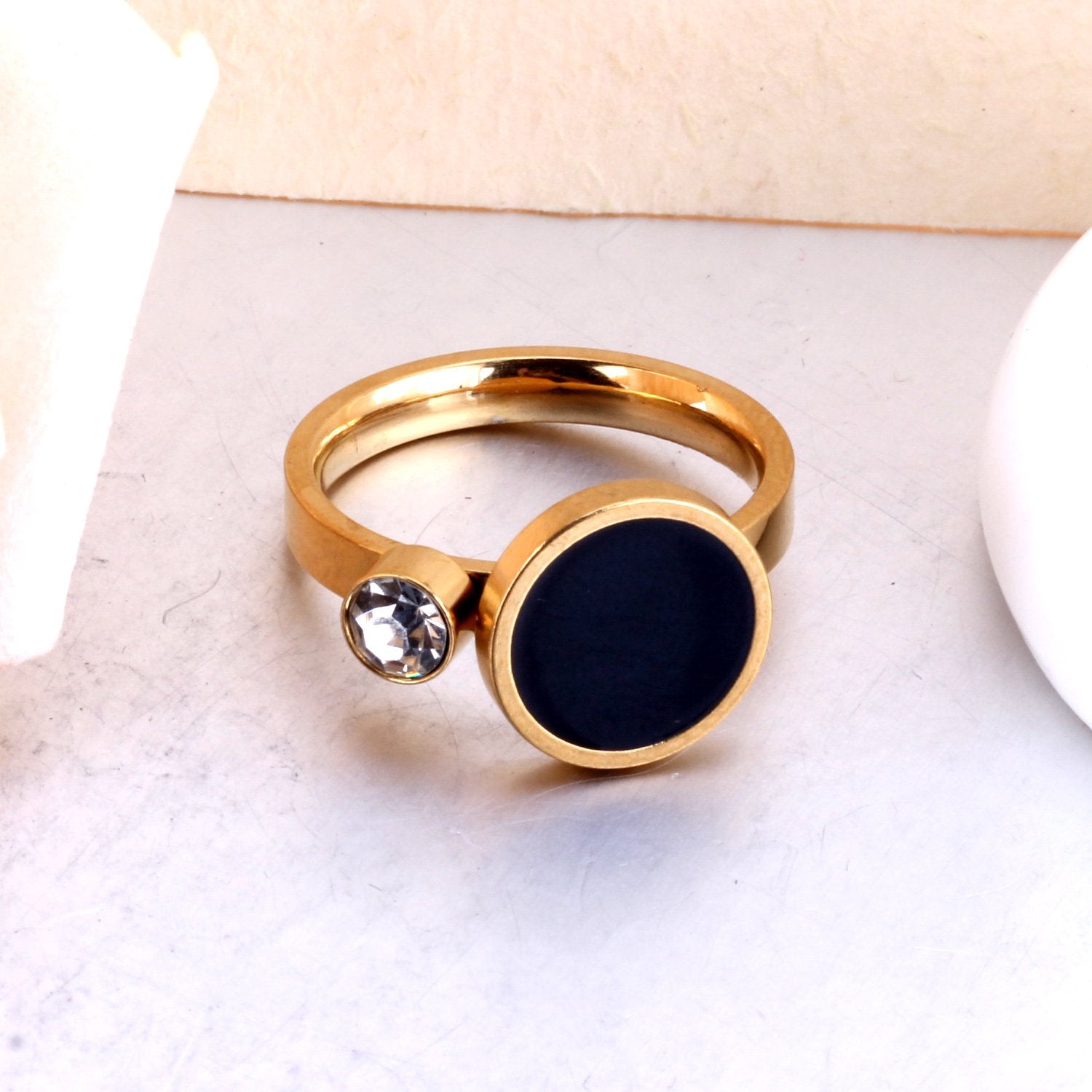Bague en pierre noire dorée avec oxyde de zirconium 