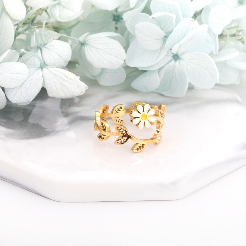 Romantische gouden ring met blad en witte bloem 