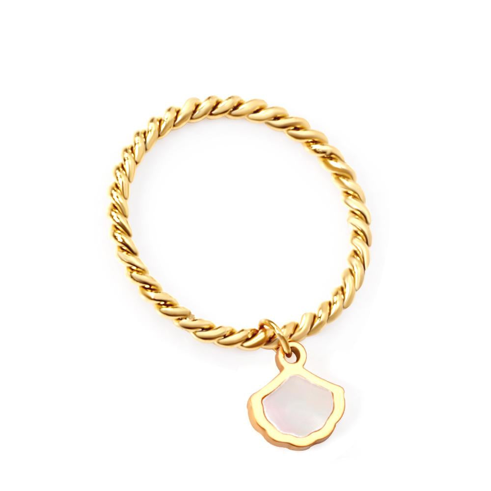 Gouden ring met schelpenbedel 