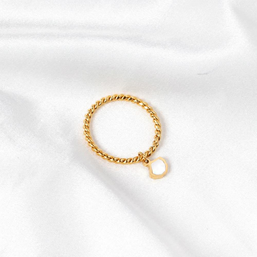 Gouden ring met schelpenbedel 