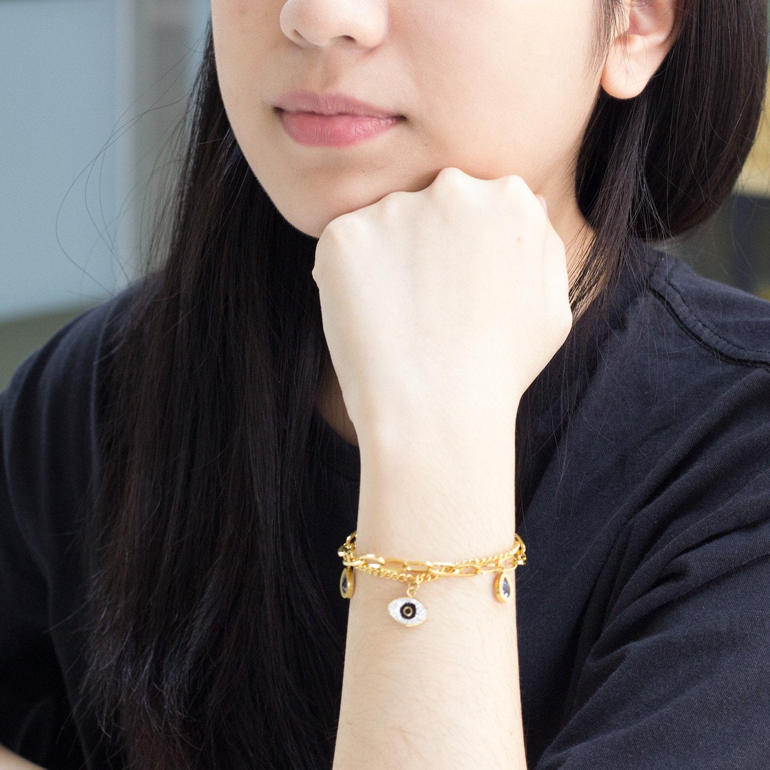 Dikke armband met gouden hartbedel 