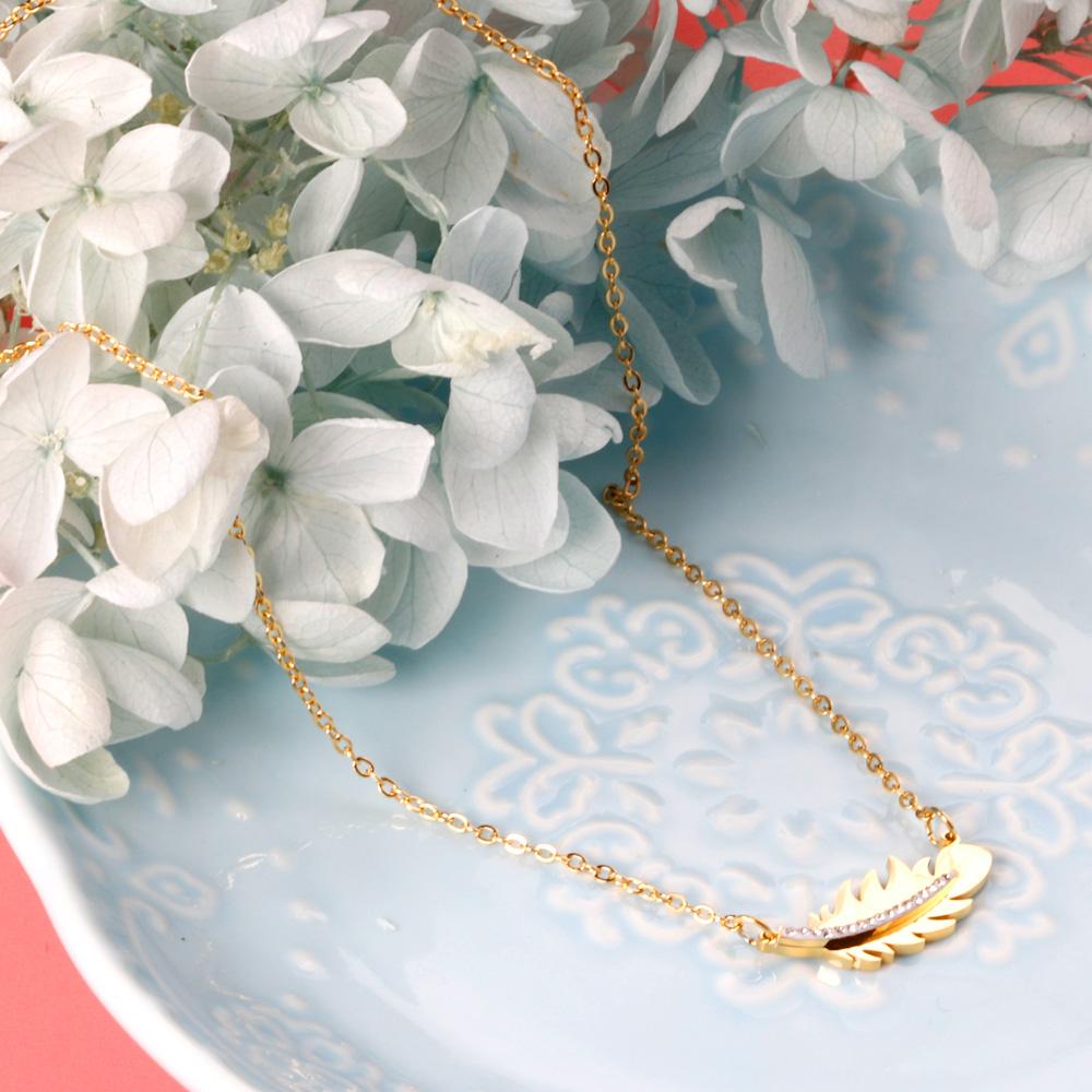 Ketting met strass-steentjes en een hanger van veer 