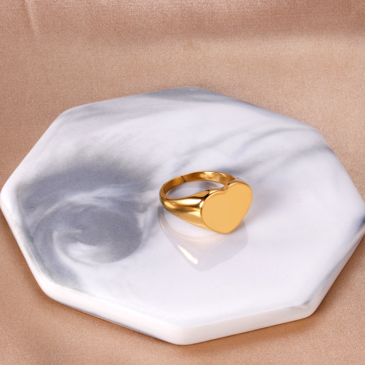 Bague vintage dorée en forme de cœur et de motif géométrique