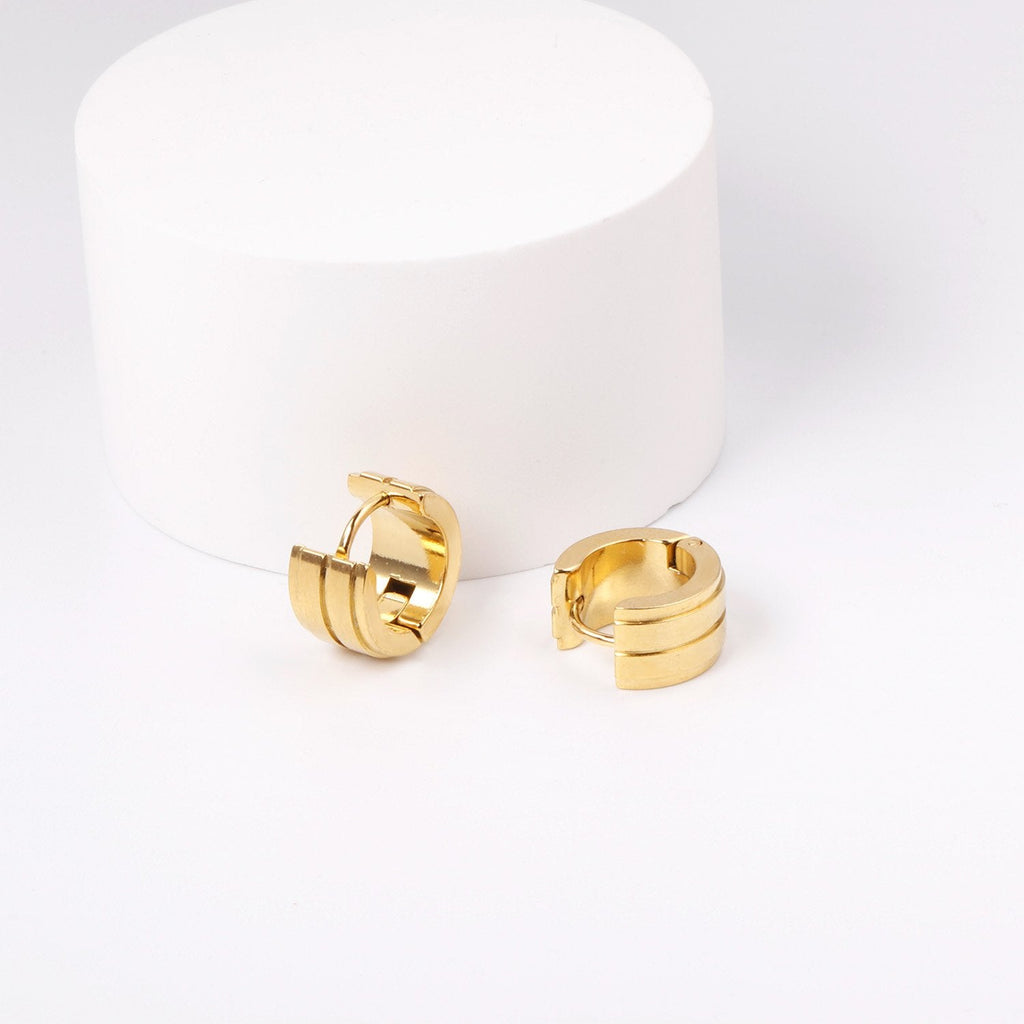 Dikke hoepeloorbellen in punkstijl